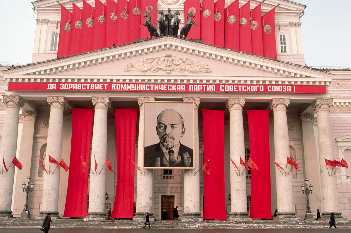 Un portrait de Lénine sur le théâtre Bolchoï. Le texte dit : « Longue vie au Parti communiste de l’Union soviétique ! ».