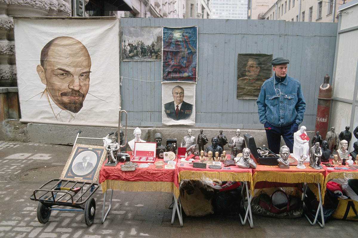 Un homme vendant des attributs communistes dans une rue de Moscou