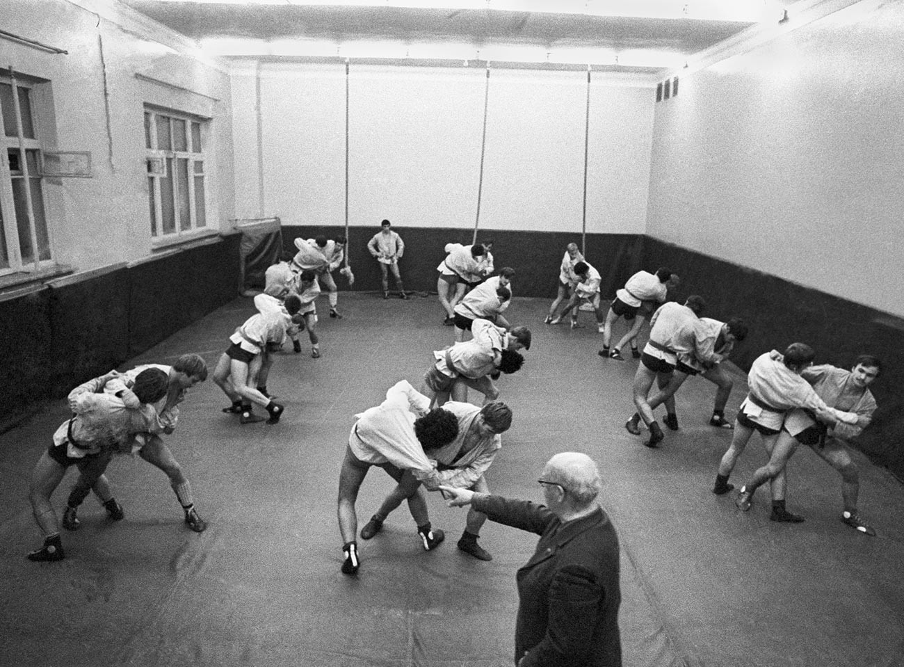 Заслуженный тренер СССР Анатолий Харлампиев , стоявший у истоков нового вида спорта самбо, во время занятий в секции
