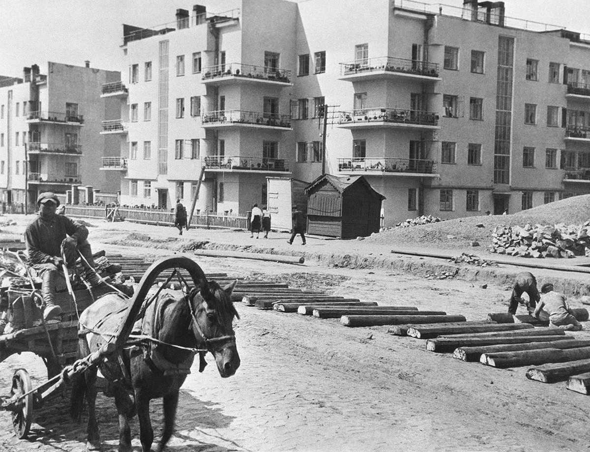 Новосибирск, 1934. Прокладка трамвайных путей у комплекса жилых зданий на улице Челюскинцев для семей железнодорожников.