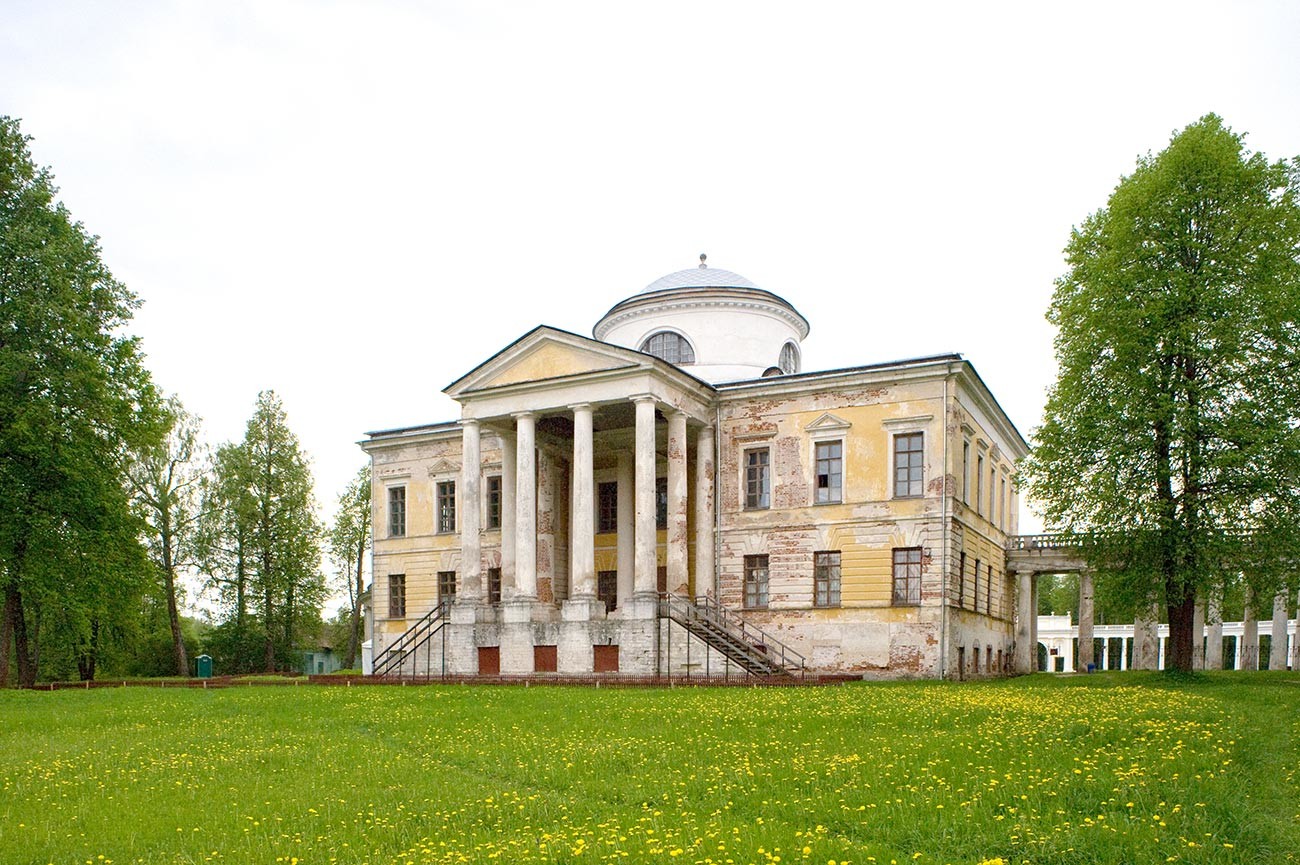 Znamenskoye-Rayok. Mansion, east view. May 14, 2010.