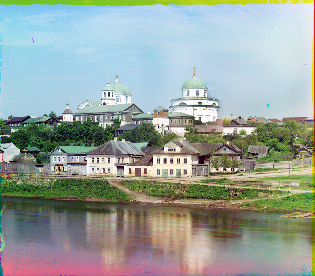 Toržok. Pogled na vzhod z Novgorodskega nabrežja čez reko Tverco. Zgoraj: Vstajenski samostan z Vstajensko katedralo (levo) in cerkev Obglavljenja Janeza Krstnika. Poletje 1910
