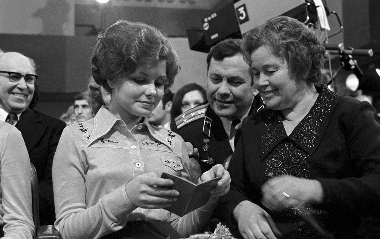 Elena Gagarina, figlia di Yurij Gagarin, riceve il passaporto di cittadina sovietica
