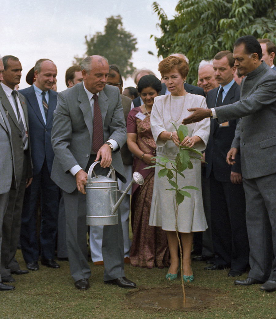 Gorbatchov e Raíssa plantam árvore tradicional da  Índia em Ciampac.
