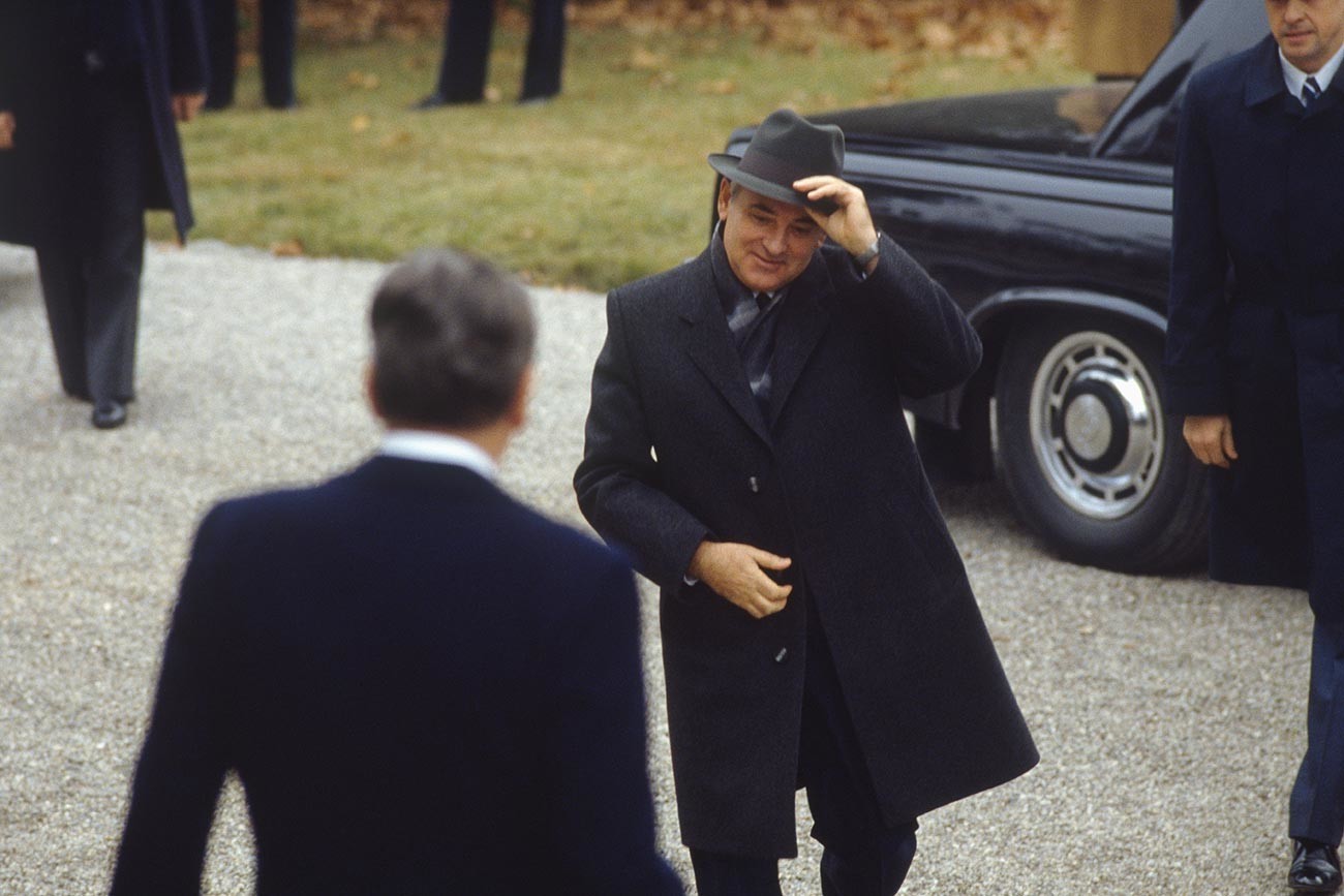 Ronald Reagan menyambut Mikhail Gorbachev di la villa Fleur d'Eau, Jenewa, Swiss.