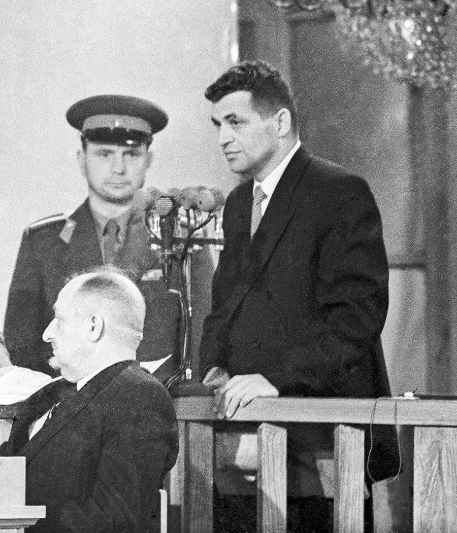 American pilot Francis Gary Powers (R) attends an open session of the Military Board of the USSR Supreme Court on August 19, 1960 in the Pillar Hall of the House of the Unions.