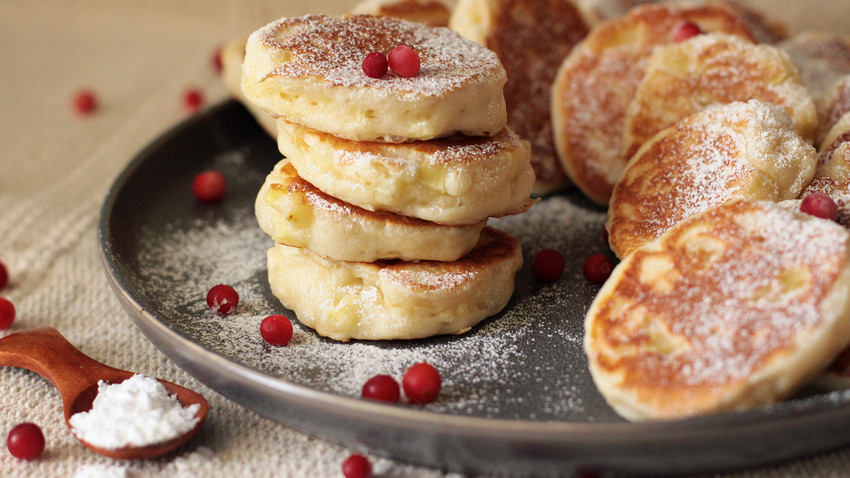 Yeasty oladyi: Master the very Russian pancake with a secret filling  (RECIPE) - Russia Beyond
