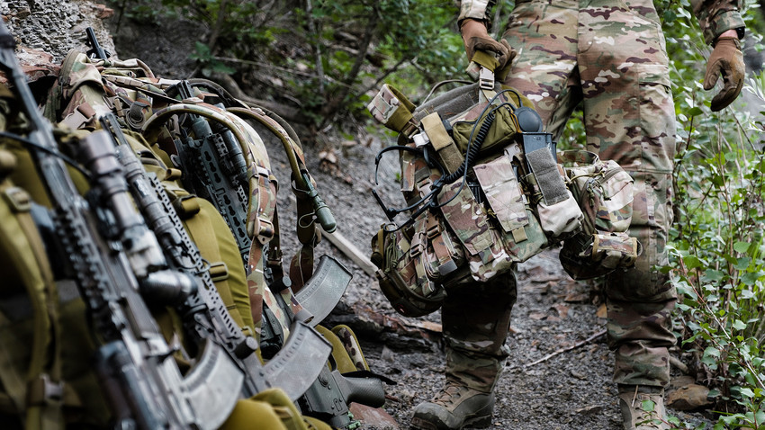 Uniforme de combate militar con mochila militar y rifle de asalto