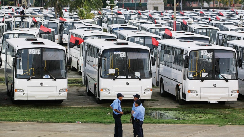 Los autobuses rusos aparcados en la plaza Juan Pablo II de Managua el 15 de mayo de 2009. Aquel año el gobierno de Rusia donó 130 autobuses al gobierno de Nicaragua para su uso como transporte público.