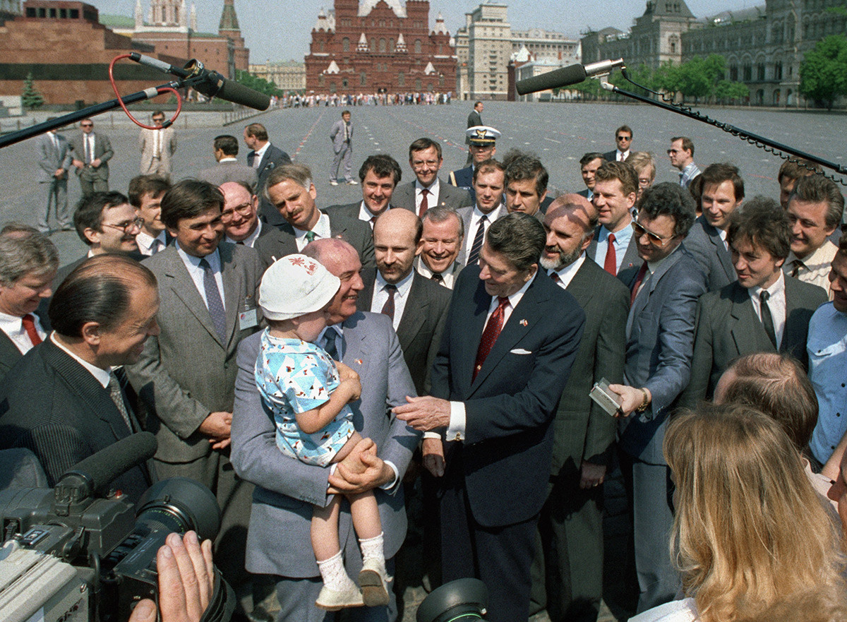 赤の広場を散歩するミハイル・ゴルバチョフとロナルド・レーガン