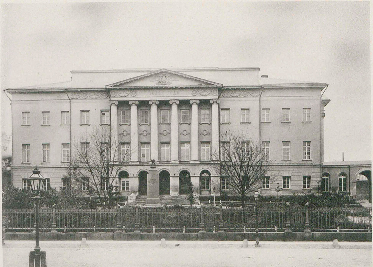 Stavba Moskovske državne univerze.
