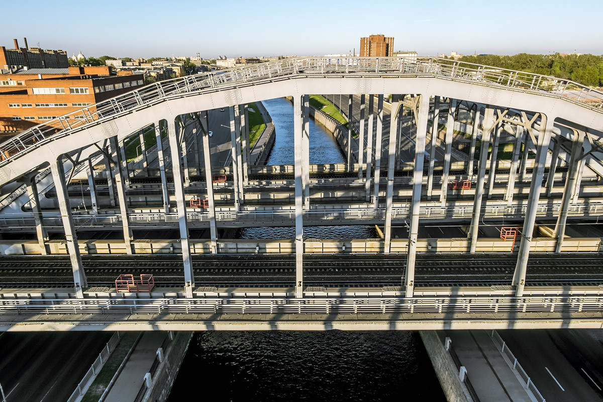 Американските железнички мостови преку Обводниот канал, Санкт Петербург, Русија.