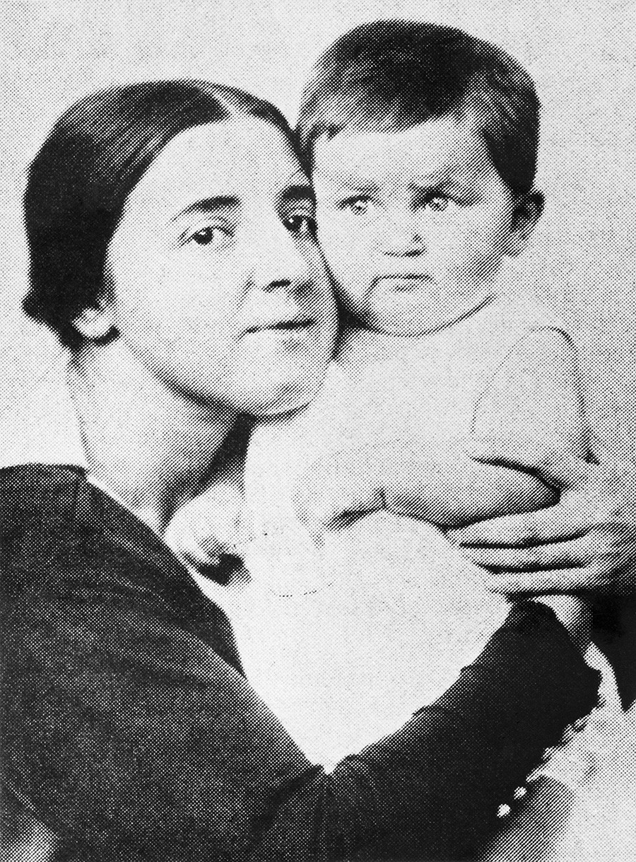 Nadezhda Allilúyeva, segunda esposa de Stalin, y su hijo Vasili Stalin, 1922

