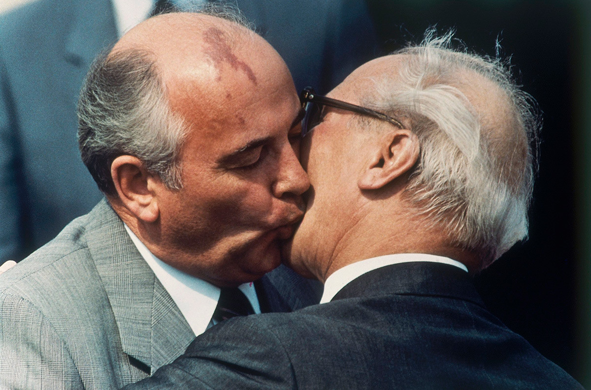 Avec le secrétaire général du comité central du Parti socialiste unifié d'Allemagne Erich Honecker, en 1987