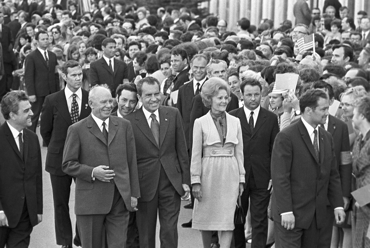 Presidente do Soviete Supremo da URSS, Nikolai Podgorni (2º à esq., na frente), encontrando-se com o presidente dos Estados Unidos Richard Nixon (3º à esq., na frente) e sua esposa Pat (centro, na frente) no Aeroporto Internacional de Vnúkovo, em Moscou
