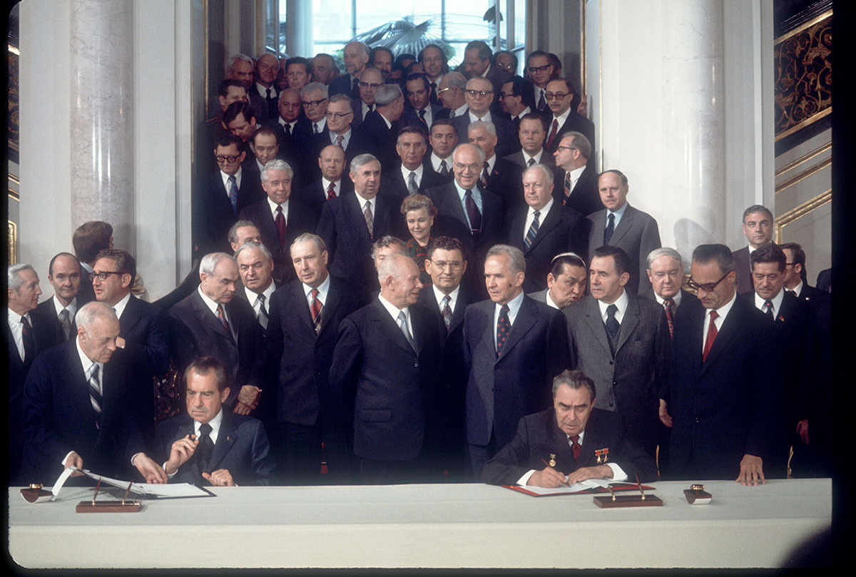 Presidente norte-americano Richard Nixon e o líder russo Leonid Brejnev assinam tratado no Kremlin de Moscou, em 26 de maio de 1972
