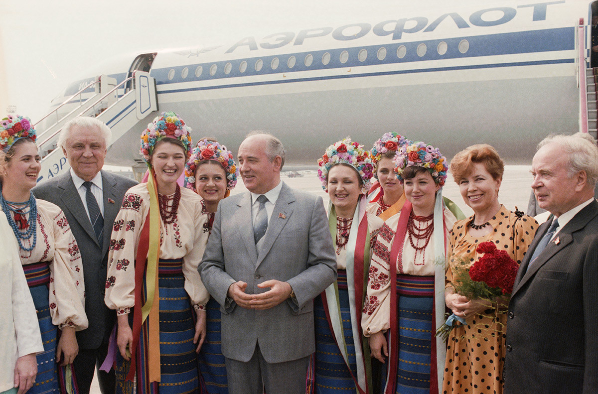 Mikhail Gorbachev viene accompagnato all'aeroporto di Kiev, prima del suo rientro a Mosca, dal primo segretario del Partito Comunista d'Ucraina Vladimir Shcherbitsky