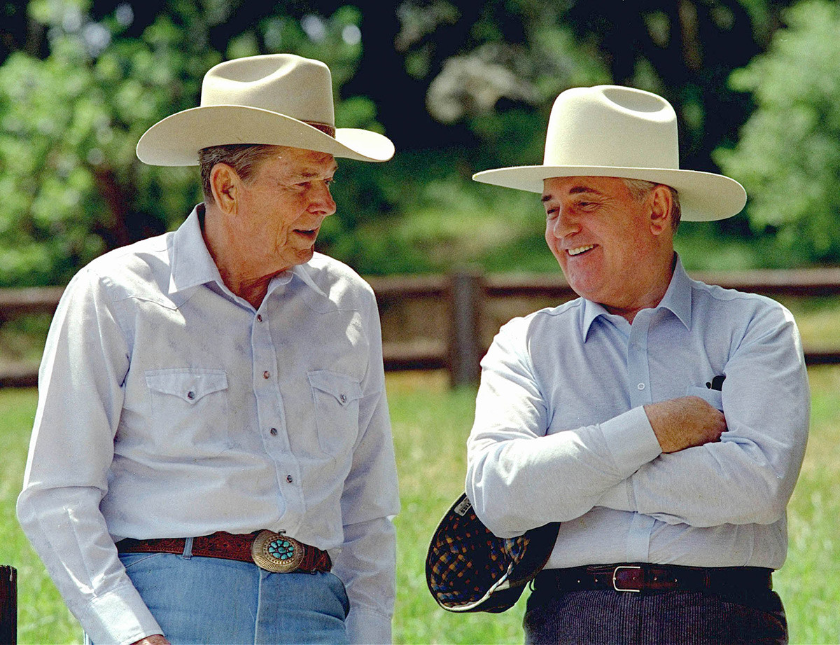 L'ex presidente Ronald Reagan e l'ex presidente sovietico Mikhail Gorbachev nel 1992 nel 