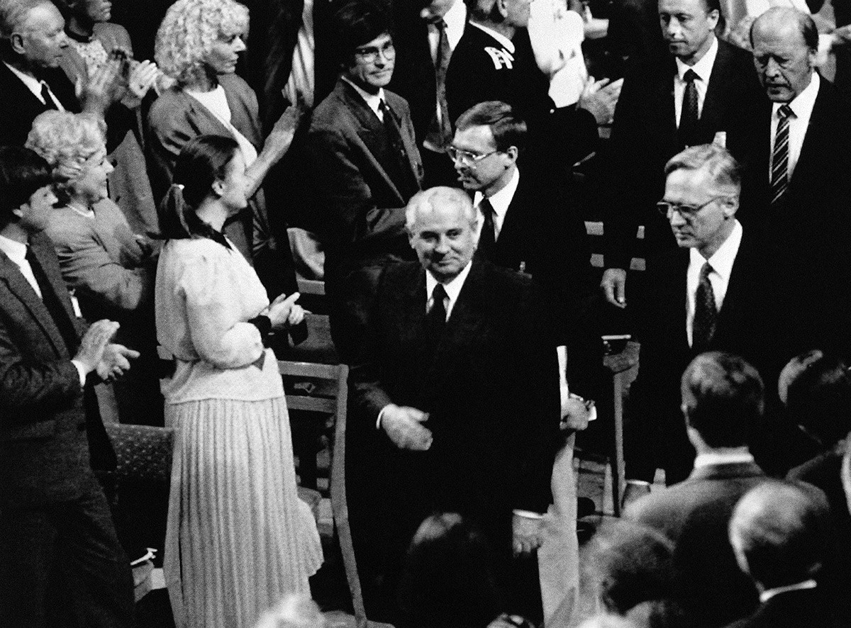 Mikhail Gorbachev entra nell'aula magna per una conferenza sulla pace, a lungo rimandata