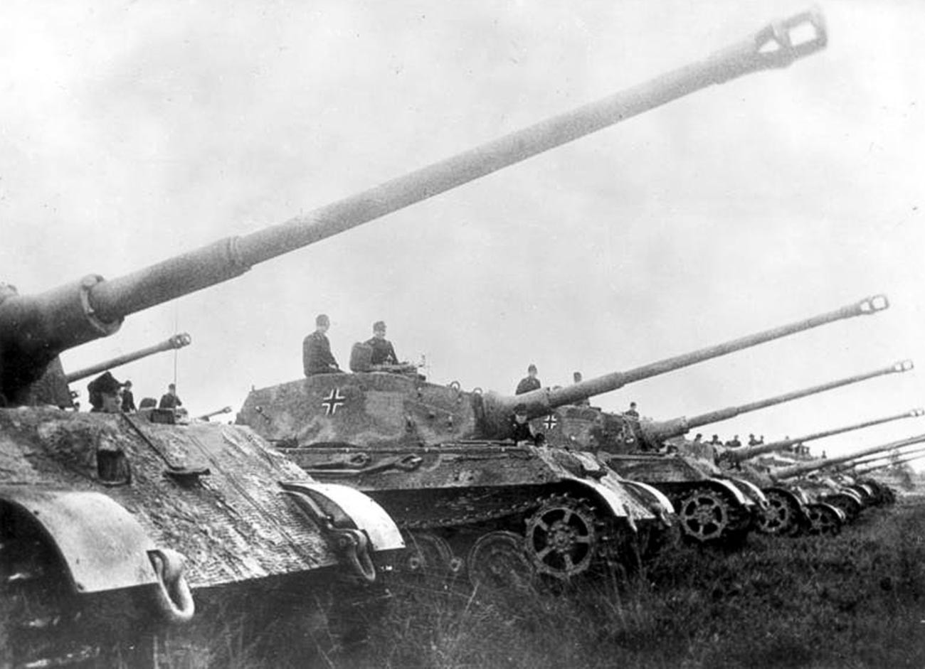 Njemački teški tenkovi Pancer VI Tigar bili su masovno korišteni u borbama i napuštani pri povlačenju. 
