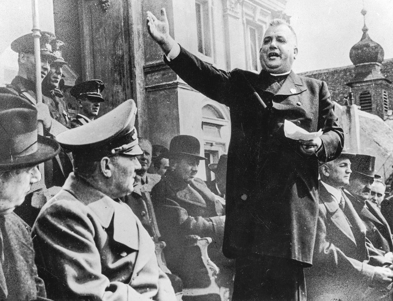Словачки свештеник и политичар Јозеф Тисо (1887-1947) поздравља нацисте у независној Словачкој, 1939.