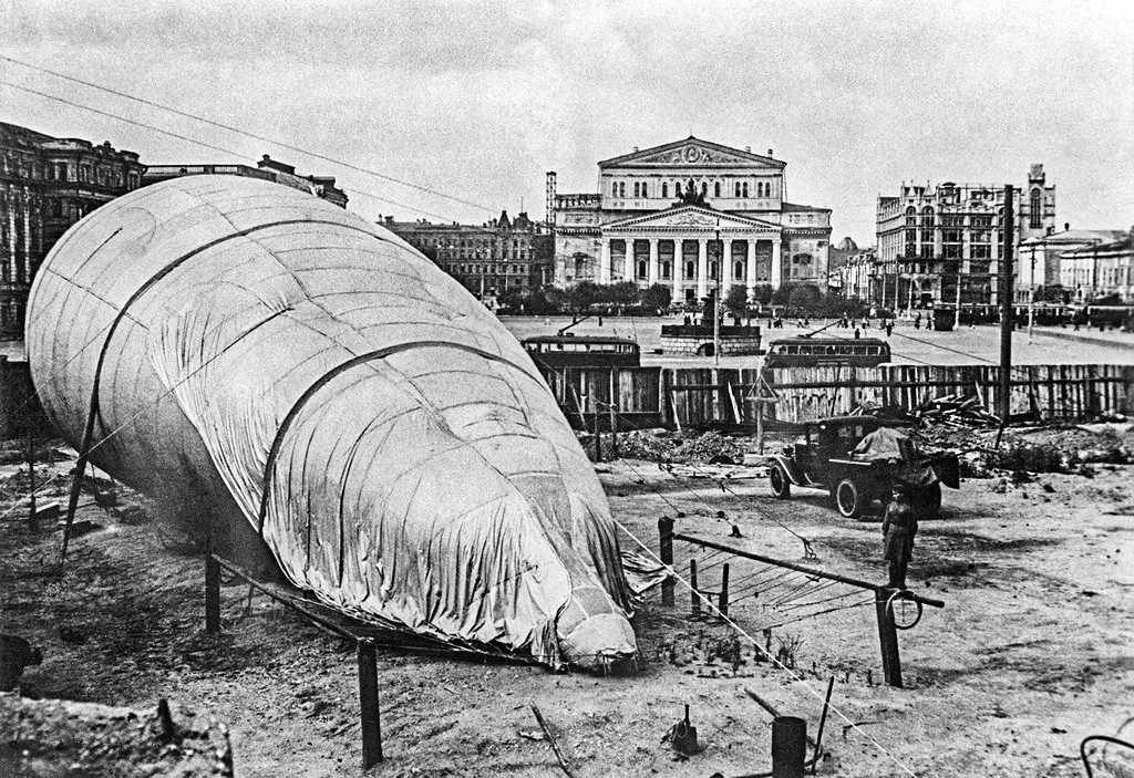 第二次世界大戦中のモスクワ：ボリショイ劇場のすぐそばの飛行船