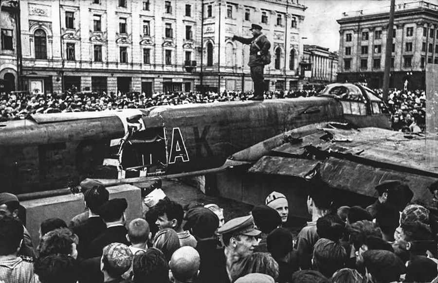 モスクワ中心部で撃墜されたナチスの飛行機