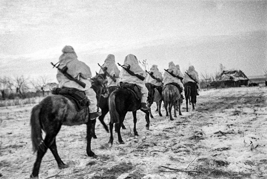 モスクワ郊外で馬に乗る兵士