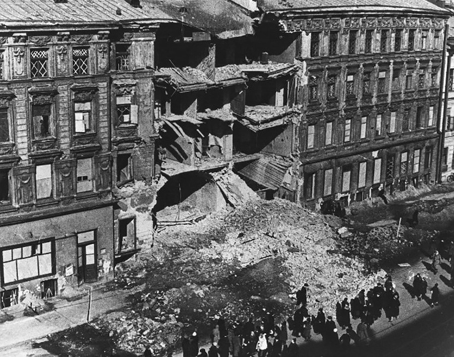 レニングラード、ネフスキー大通り。ナチスの空爆で破壊された建物 