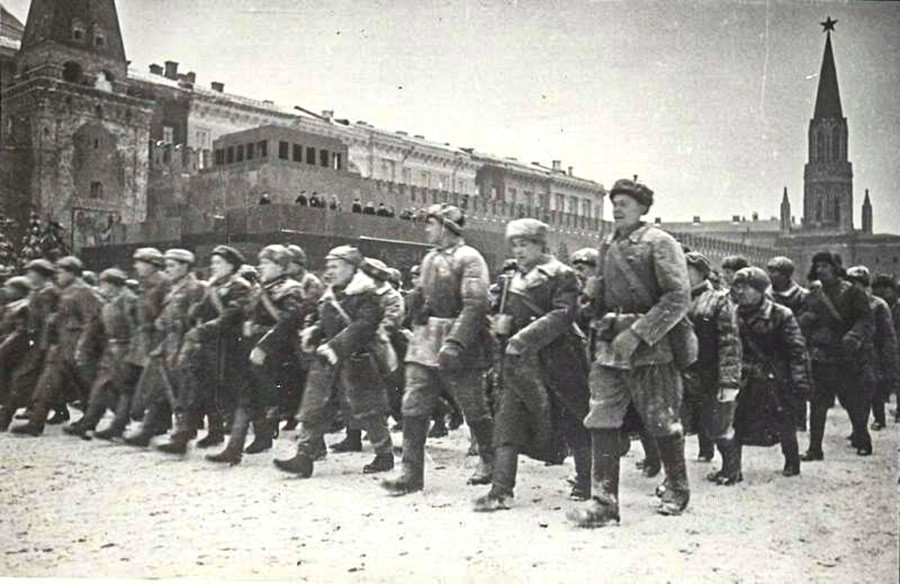 1941年11月7日、戦時中にもかかわらず赤の広場で行われたボリシェヴィキ革命24周年の記念式典 