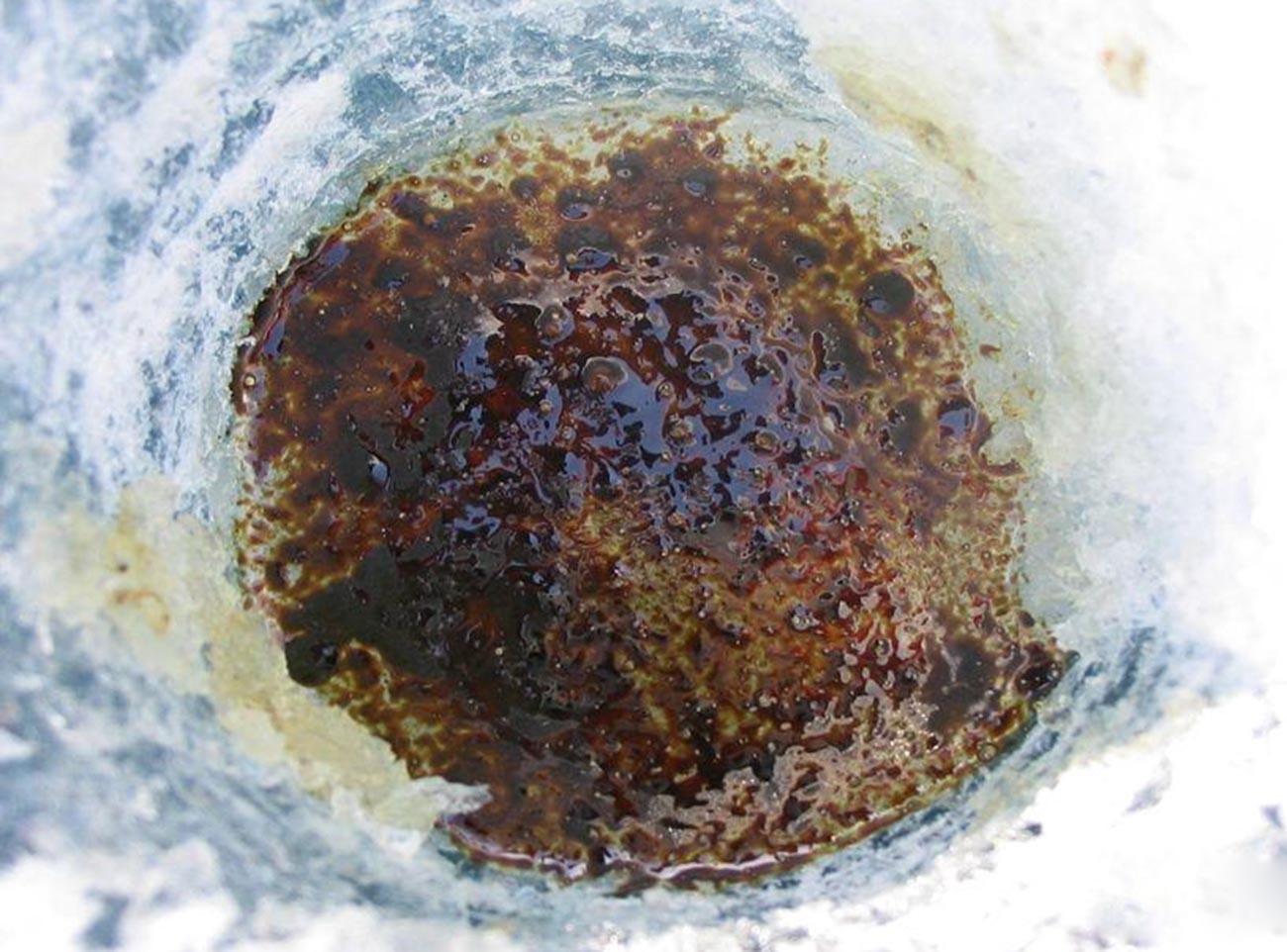 Petróleo em buraco aberto no gelo do lago Baikal, na Sibéria

