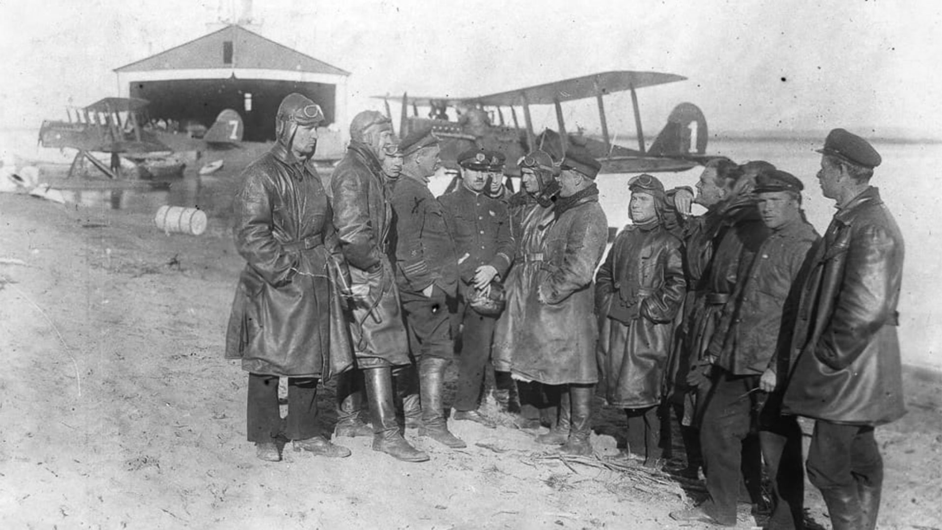 Pilotos de la 68ª Escuadrilla Aérea cerca del hidroavión 'Amur'.
