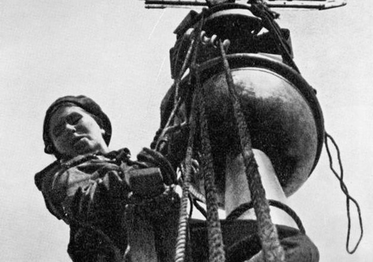 La grimpeuse Olga Firsova cache la flèche de l'Amirauté