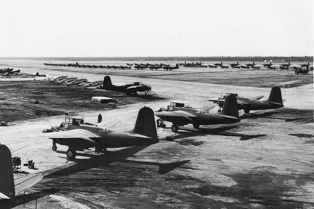 Aeronave do Programa de Lend-Lease dos EUA pronta para coleta no Campo de Abadã, Irã, 1942. No primeiro plano estão aviões A-20 Havoc