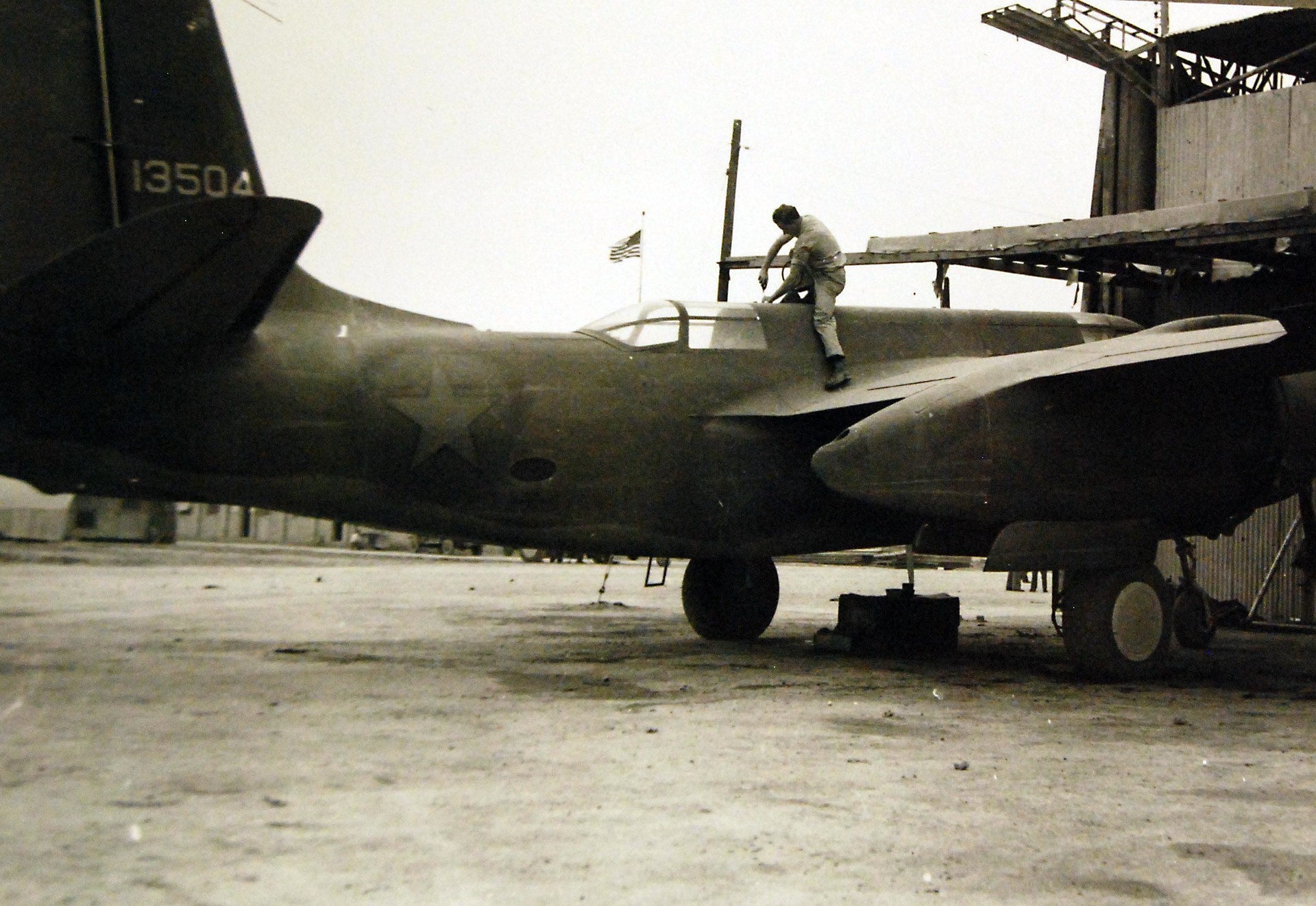 Mecânico norte-americano dando os últimos retoques em um avião de guerra antes de sua entrega à Rússia, em algum lugar do Irã, em março de 1943
