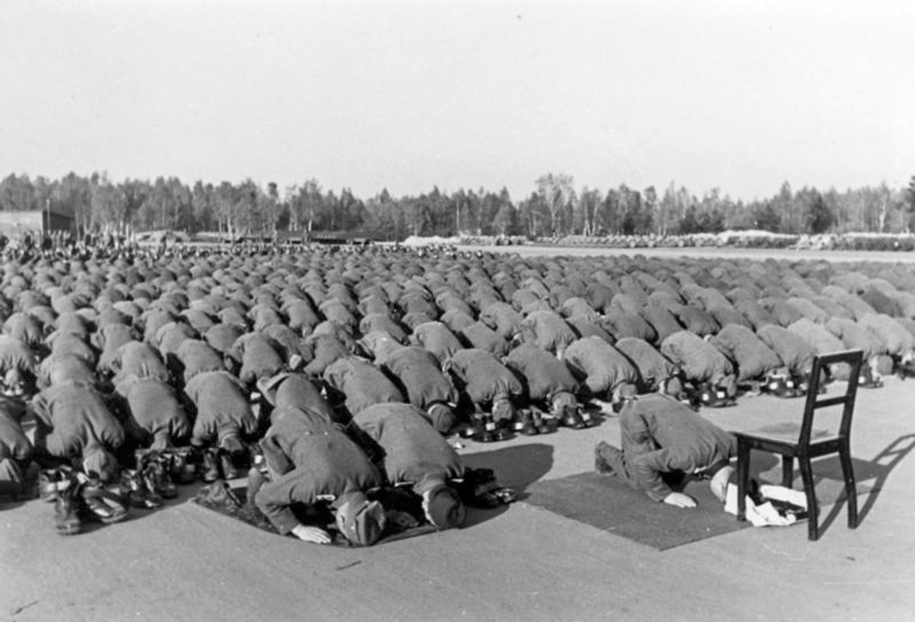 Војници на планинската СС дивизија „Ханџар“ на молитва.
