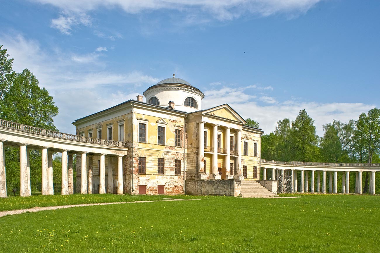 Domaine Znamenskoïe-Raïok. Château et colonnade attenante, façade ouest