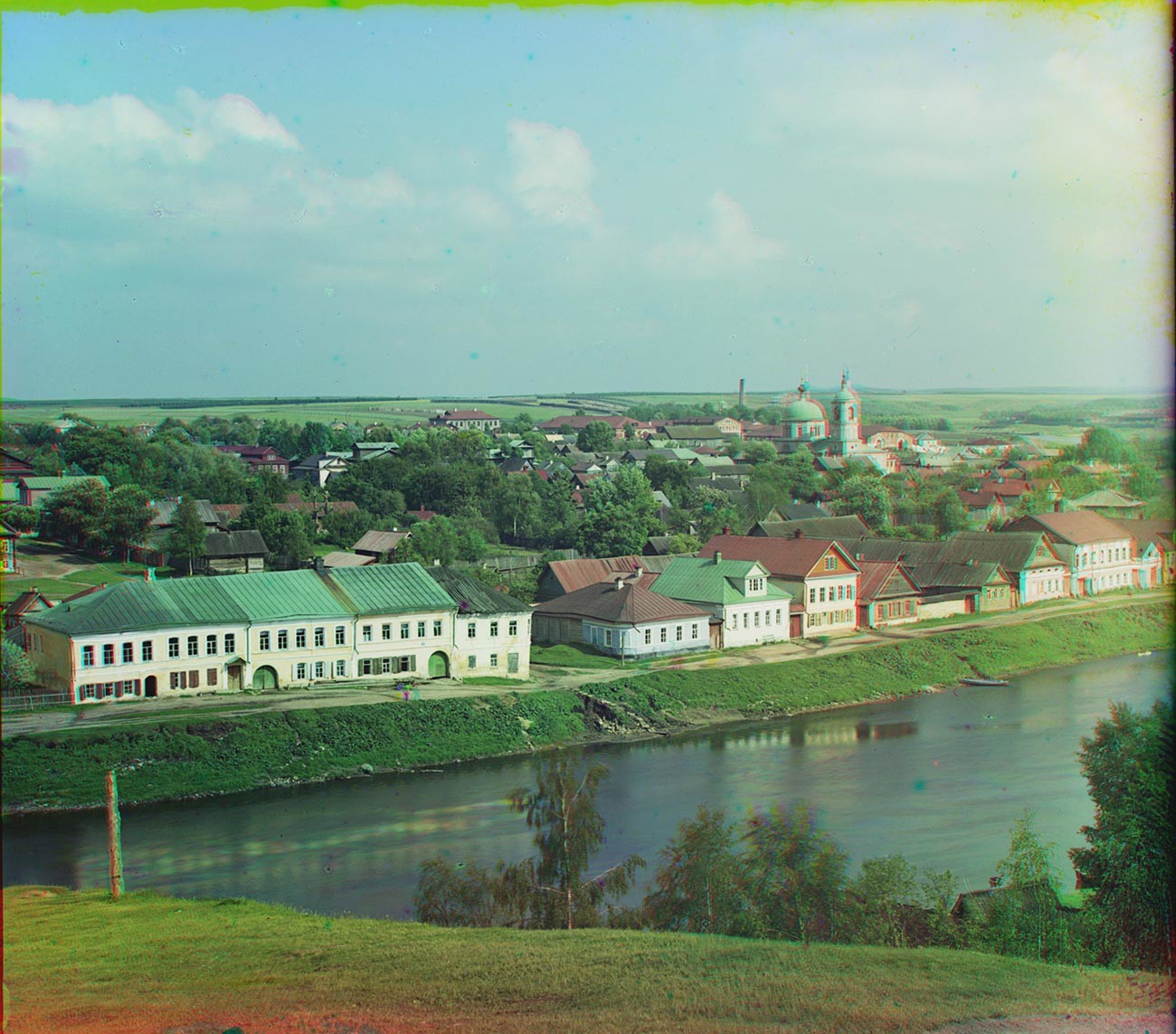 Torjok. Vue sur lafalaise surplombant larivière Tvertsa près du monastère Boris et Gleb. Au centre à l'horizon : route de Moscou bordée d'arbres (emplacement du domaine Znamenskoïe-Raïok à droite).