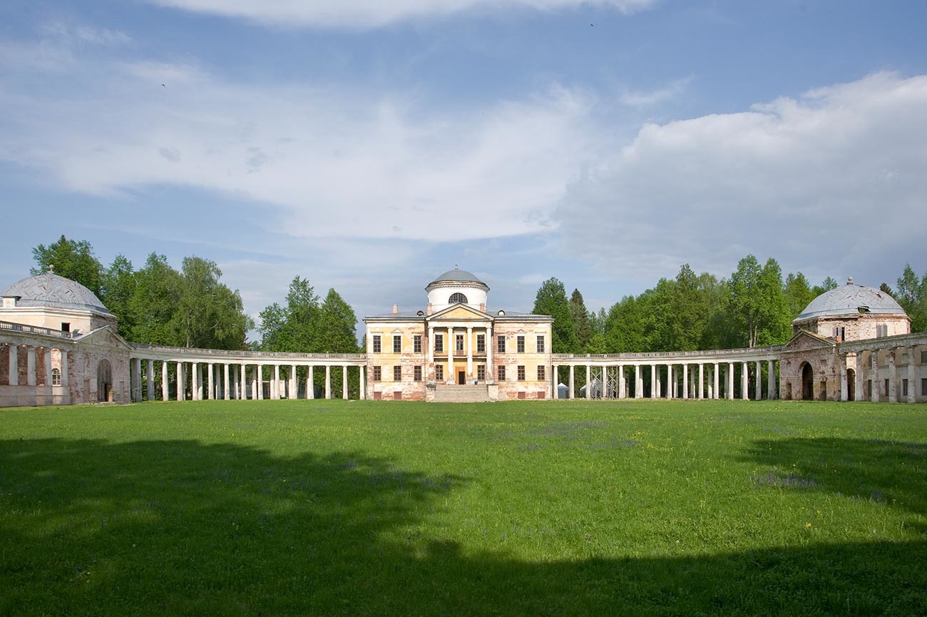 Domaine Znamenskoïe-Raïok. Château et colonnade attenante avec pavillons de chaque côté