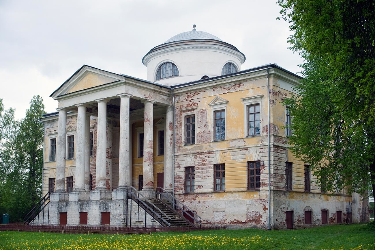 Znamenskoïe-Raïok. Intérieur du château. Escalier principal