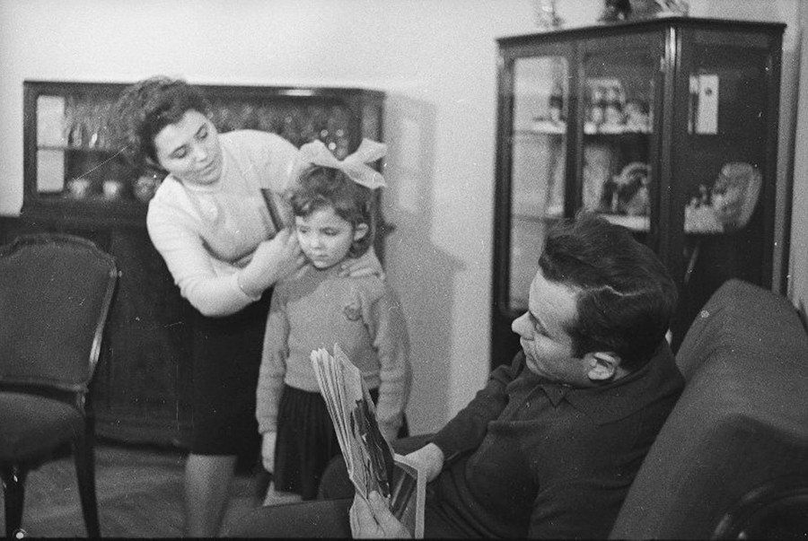 La famille de la pilote Marina Popovitch à la cantine, 1963