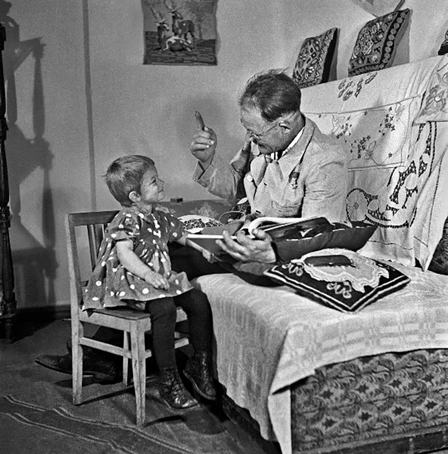 Le Héros du travail socialiste Dmitri Marouda avec sa fille Lina, 1951