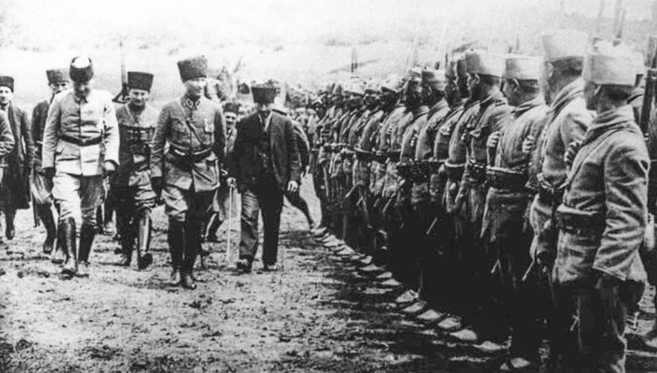 Atatürk inspecte des troupes turques le 18 juin 1922