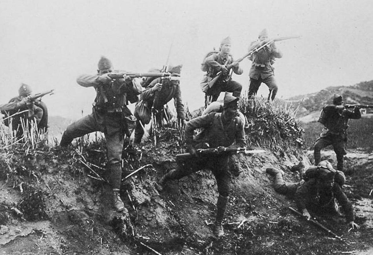 Infanterie grecque chargeant près du fleuve Hermos (aujourd'hui Gediz) durant la guerre gréco-turque (1919-1922)