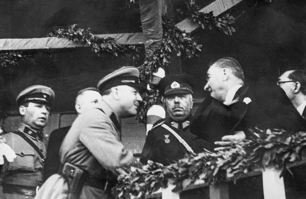 Visite d'une délégation soviétique en Turquie en 1933. Kliment Vorochilov rencontre Mustafa Kemal durant la parade organisée pour les 10 ans de la fondation de la République de Turquie, le 29 octobre 1923.