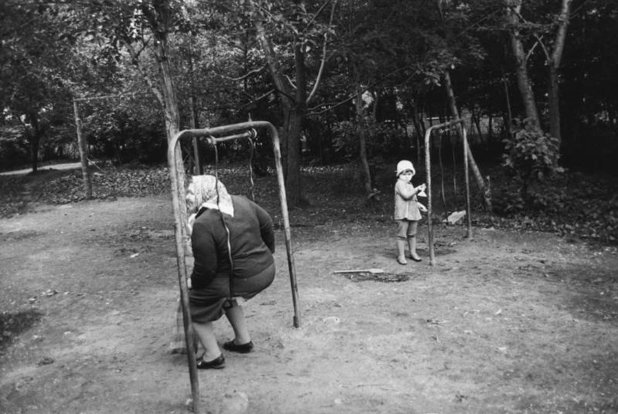 児童公園で遊ぶおばあちゃんと孫、1970年