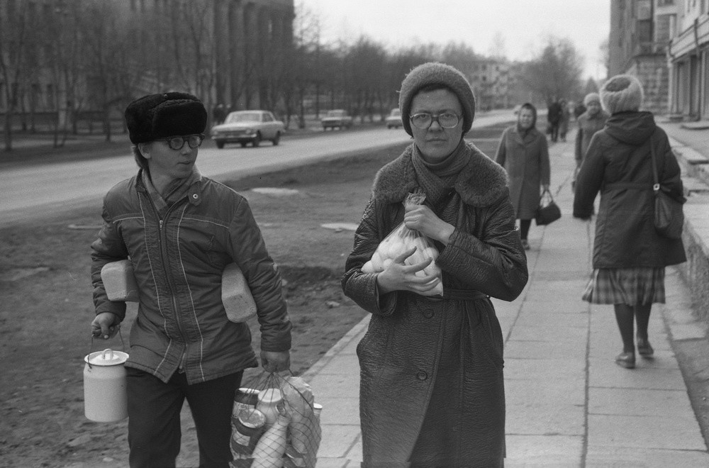 食料品店での買い物帰りの母と息子、1983年