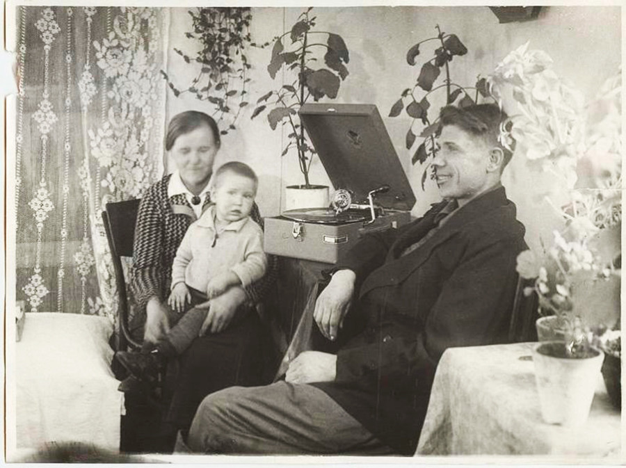 マグニトカ（マグニトゴルスク冶金コンビナート）の最優秀スタハノフ運動者、耐火物工員のV・N・バルダコフとその家族が家で蓄音機を聴く。1936年