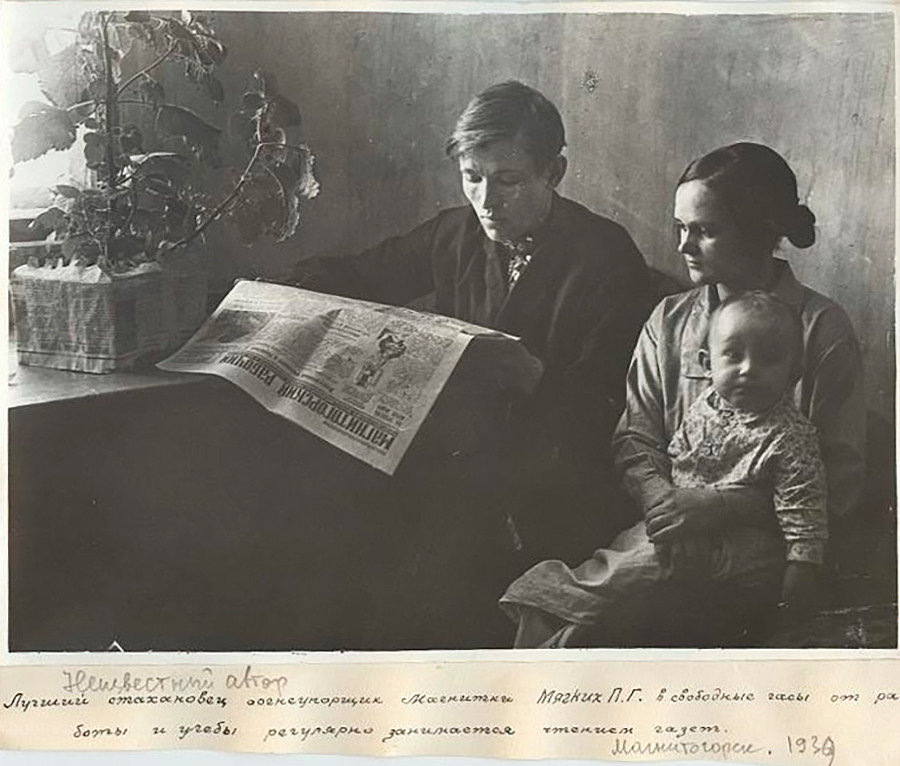 マグニトカの最優秀スタハノフ運動者、耐火物工員のP・G・ミャフキフ。仕事と勉強の合間に新聞を読む。1939年