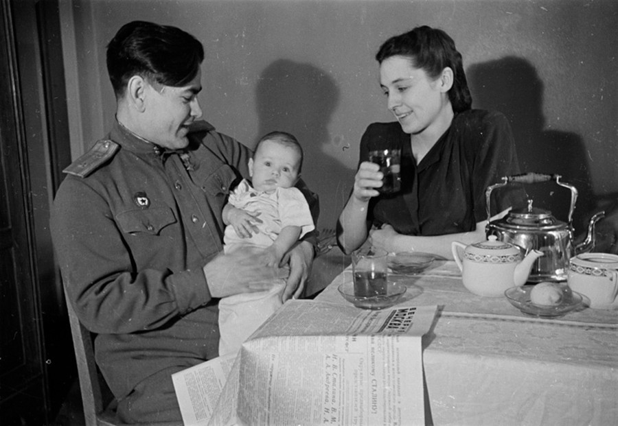 ソ連邦英雄の軍パイロット、アレクセイ・マレシエフとその妻子。1947年